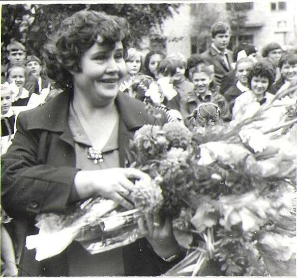 1984 г день знаний. 1 сентября 1984 года. Последний звонок 1980 года. Советская школа. 1 сентября 1984 на дону.