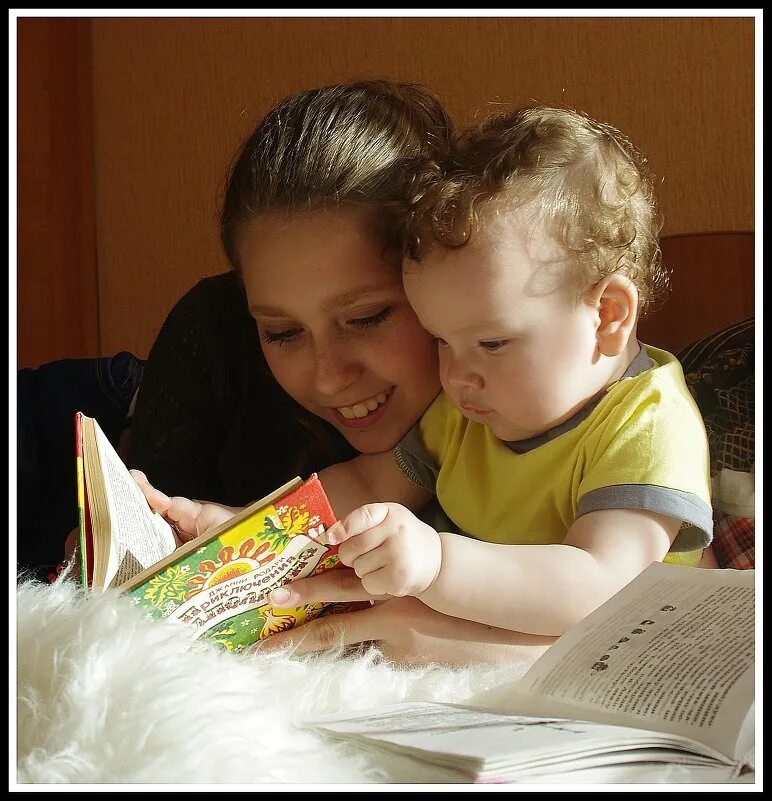 дети под одеялом с фонариком. сестра читает книгу. альберт анкер мальчик. грег олсен картины младенец. брат рассказывает сказку сестре.