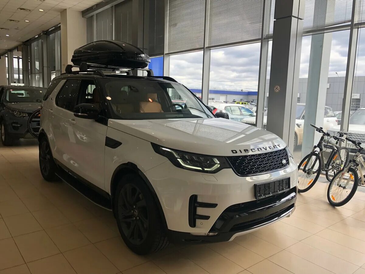 Дискавери 5 дизель. Land Rover Discovery 5 White. Land Rover Discovery 5 белый. Land Rover Discovery v 2020 White. Land Rover Discovery 5 Black.