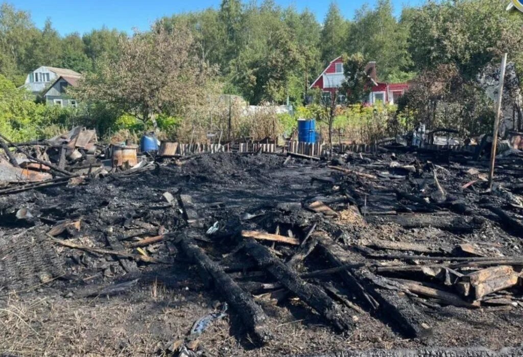 Летние пожары. Пожар СНТ Пахма. Сгоревшая школа. Пожар фото.