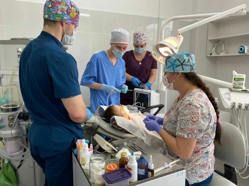 Зубы под наркозом детям пенза. Глубокая седация в стоматологии. Детское отделение стоматологии. Екатеринбург детская стоматология детям лечат во сне. Стоматология в россии.