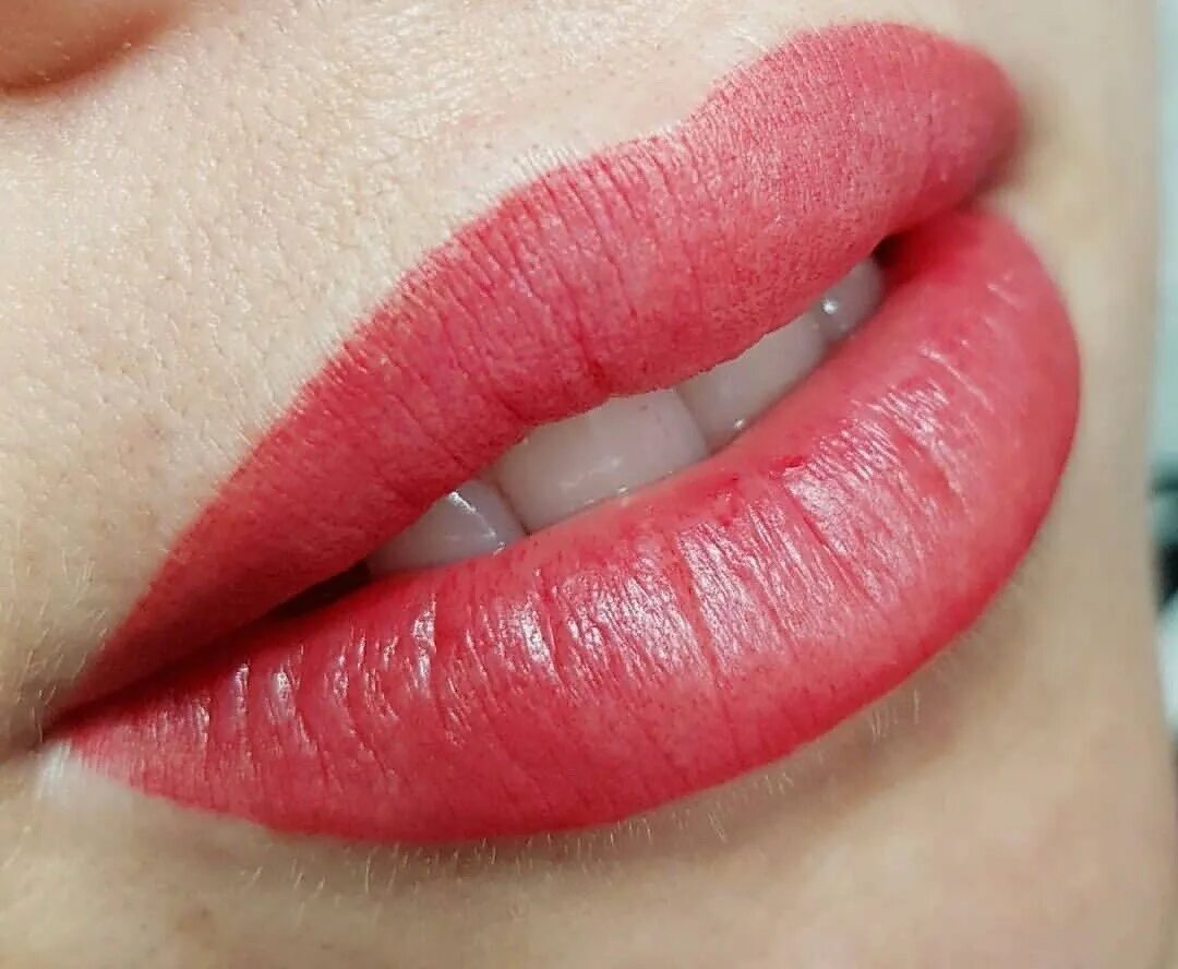 Перманент макияж губ. Перманентный макияж губ в помадной технике. Перманентный макияж губ помадный эффект. Помадный татуаж губ. Помадный татуаж.