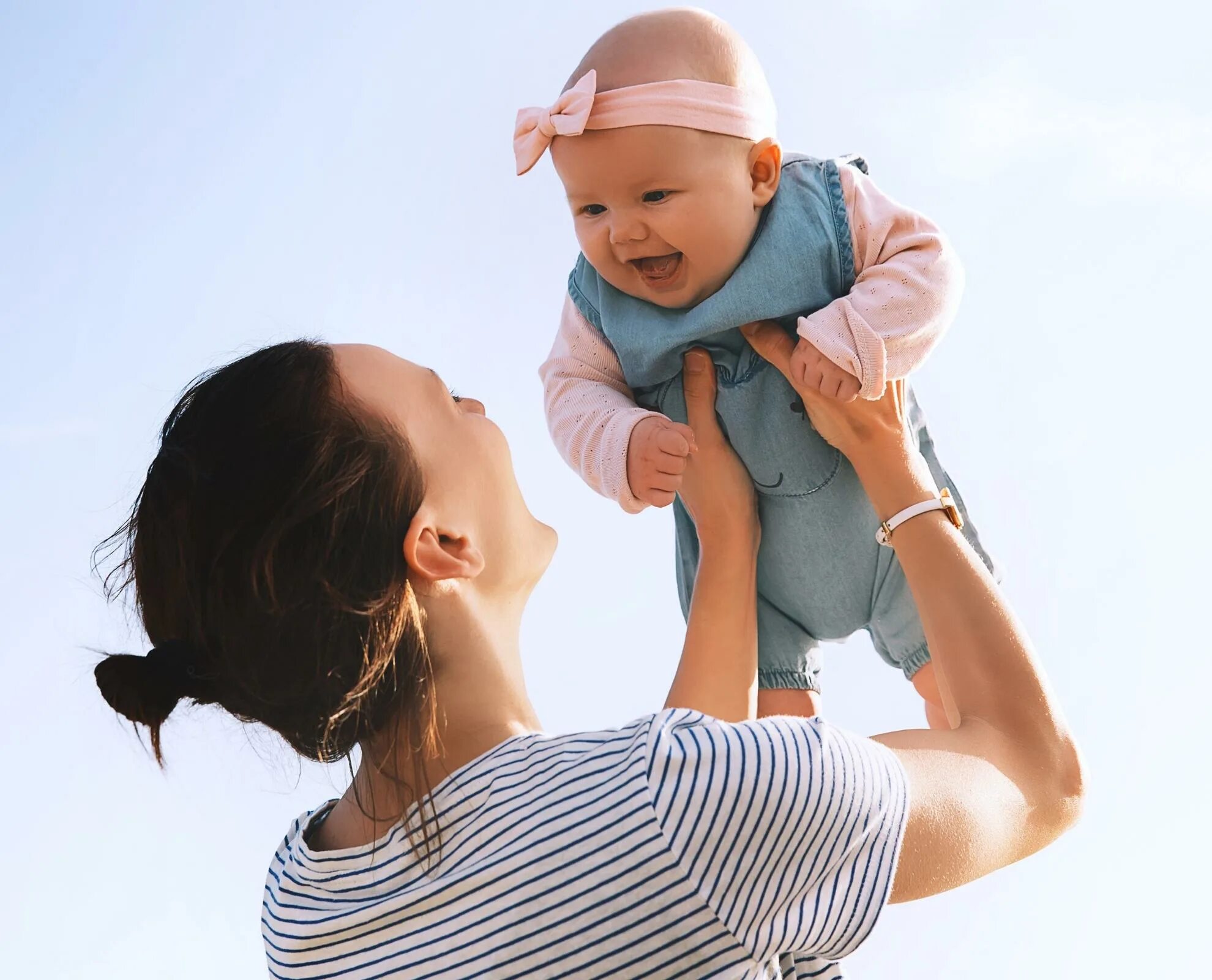 Young mother like. Женщина с ребенком. Мать с ребенком. Мама с младенцем на руках. Счастливая мама с ребенком.