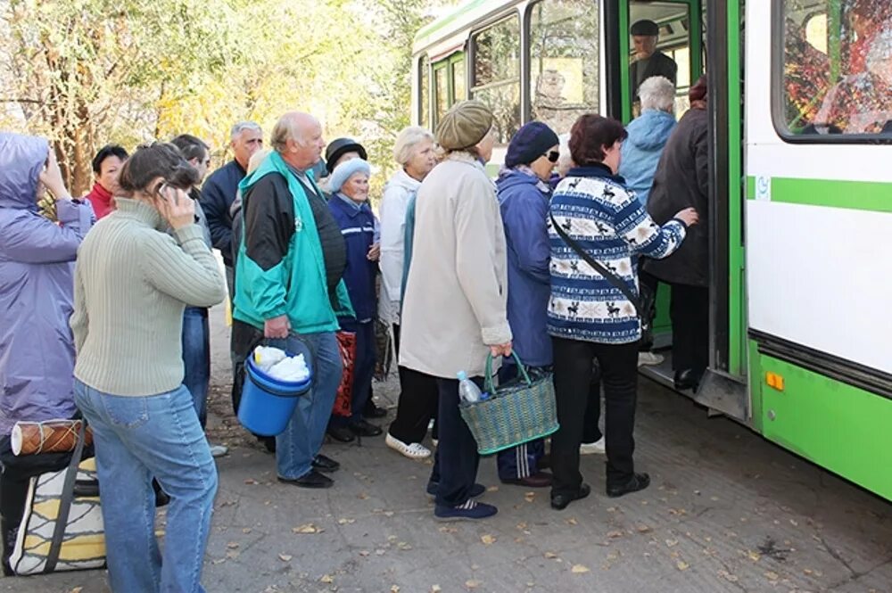 Автобус первая мая. Дачники в автобусе. Дачный автобус. Дачный автобус Подмосковье. Дачники садятся в автобус.