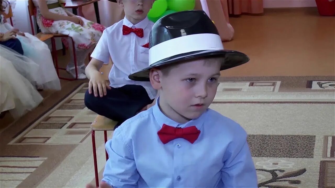 Танец шляпа видео. Танец со шляпами в детском саду. Шляпа для мальчика для танца. Шляпки для мальчиков для танца. Танец с шляпами для мальчиков в детском саду.