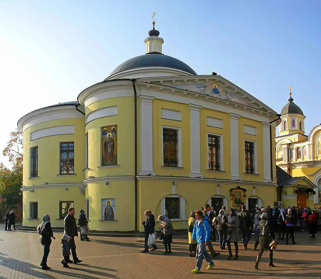 Матронушка московская в москве. Храм Матроны Московской. Покровский монастырь в Москве Матрона. Храм Матроны Московской в Москве. Покровский монастырь Матронушка.