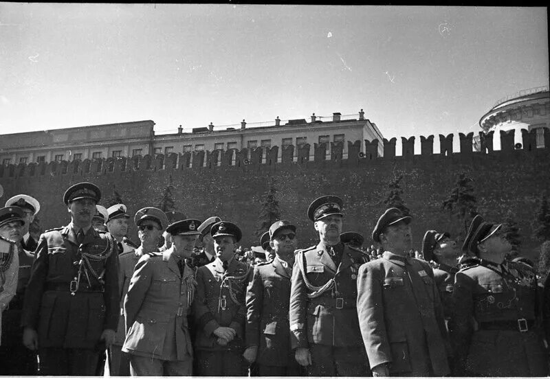 Парад 1 мая 1941 года в Москве с немцами. Немцы на параде в Москве 1941. Немцы на параде в Москве 1 мая 1941. 1 Мая 1941 года нацисты на параде. 1 мая 41