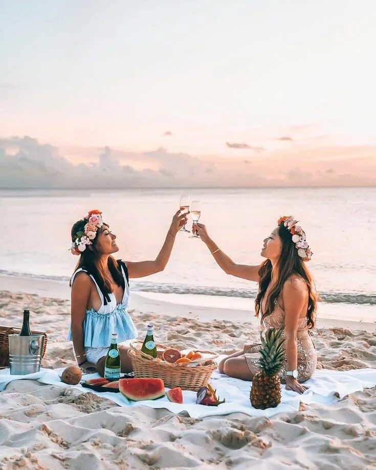 Private beach. Пикник на пляже. Фотосессия пикник на пляже. Пикник на море фотосессия. Пикник на берегу моря.