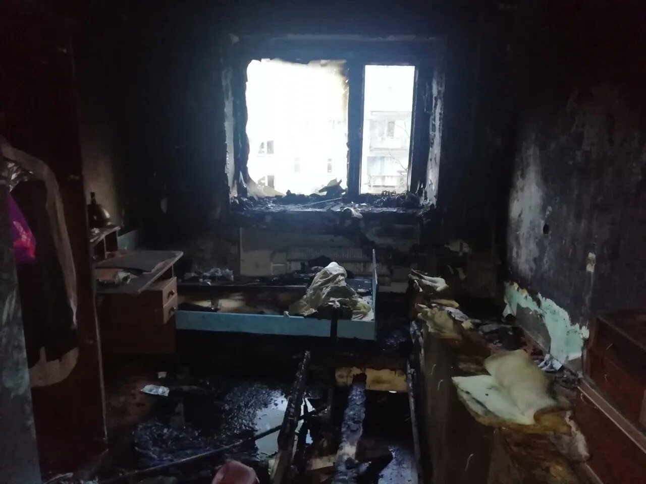 Пожар 12 октября мать и двое детей в Вологде. Сгорела женщина в Вологде Северная 12. Пожар на 4 этаже 2012. Пожар в общежитии в Москве.