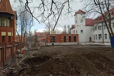 Дом со сквером