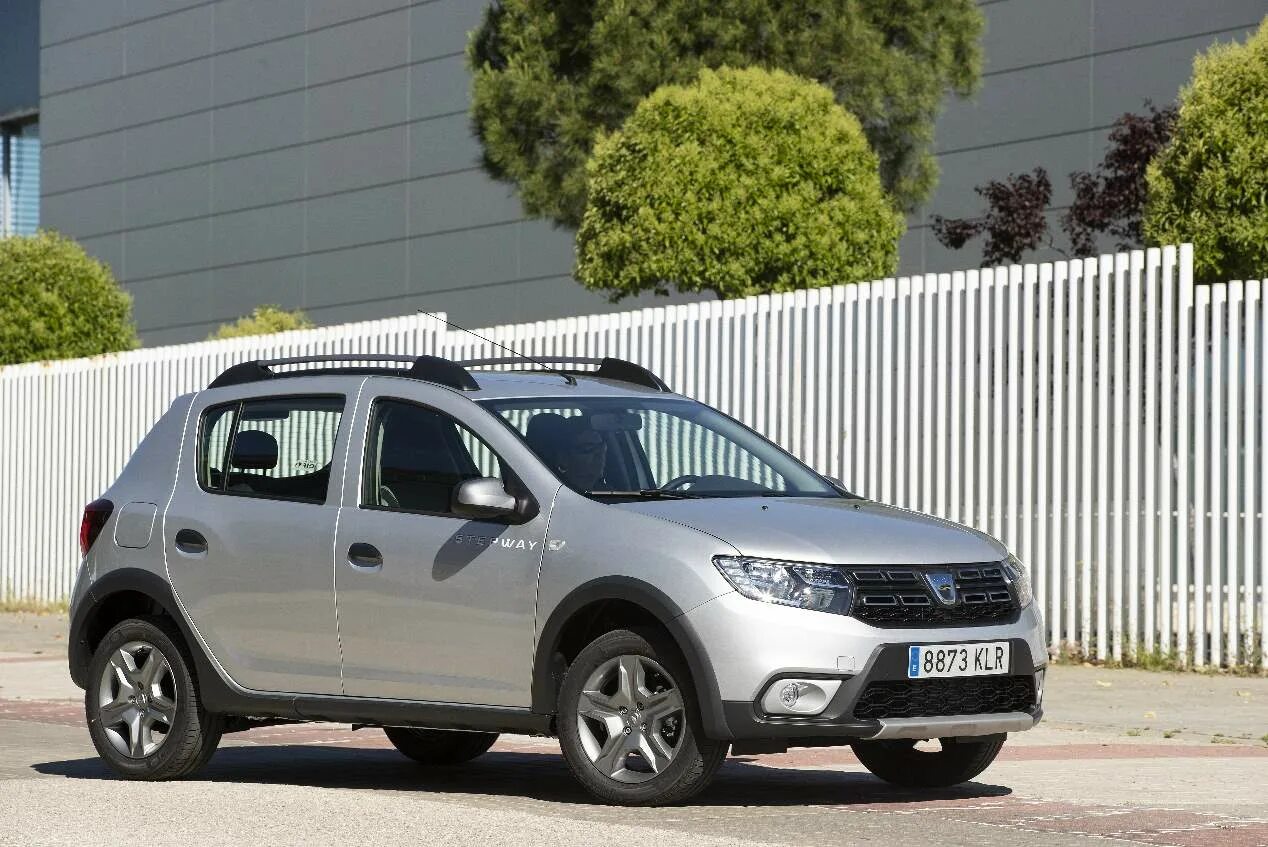 Sandero stepway 2019. Сандеро степвей 2019. Dacia Sandero Stepway 2019 белая. Рено степвей 2019г. Рено Сандеро степвей 2019 белый.