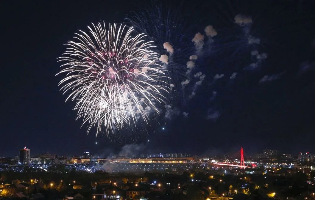 Салют победы 2022. Салют челябинск 2022. Салют на день города тюмень 2024. Салют тюмень. Салюты кострома 2022.