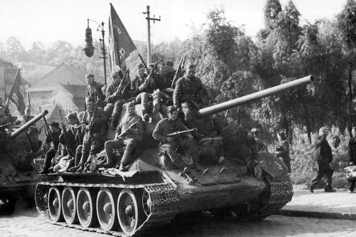 Красная армия в чехословакии. Т 34 Прага 1945. Т-34/85 7-Й Гвардейский танковый корпус. Т34 Гвардейской танковой армии. Т 34 85 Чехословакия.