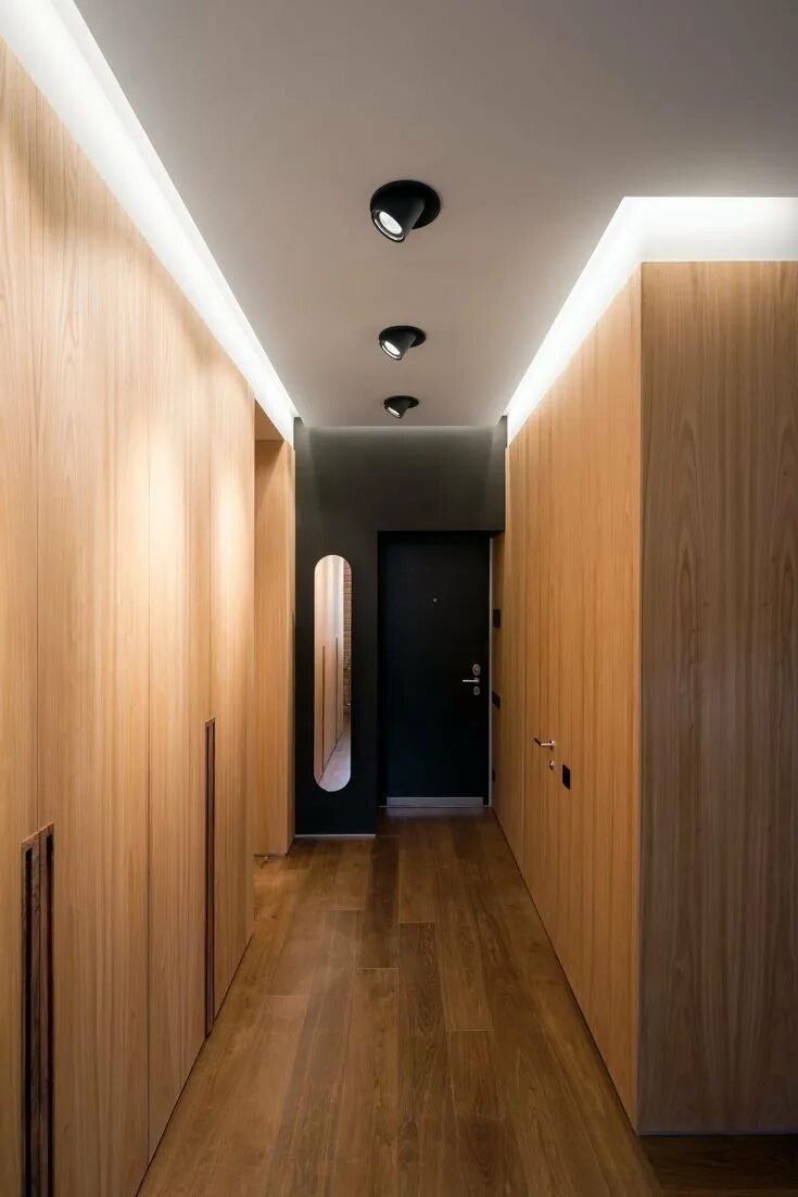 Поставь свет в коридоре. Освещение в коридоре. Освещение в длинном коридоре. Освещение длинного коридора в квартире. Подсветка потолка в коридоре.