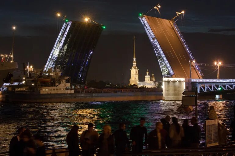 Какое событие связано с дворцовым мостом. Дворцовый мост в Санкт-Петербурге. Разводной мост на Неве в Санкт Петербурге. Развод мостов в Санкт-Петербурге Благовещенский мост. Дворцовый мост в Санкт-Петербурге развод.