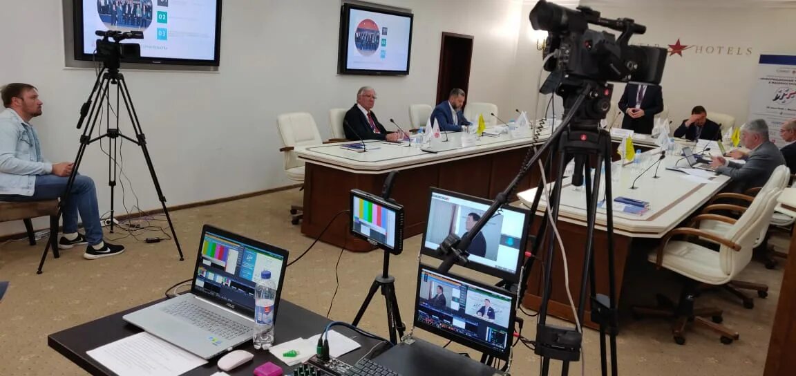 Трансляции конференции. Студия для конференции. Трансляция конференции. Трансляция конференции. Прямой эфир съемка.