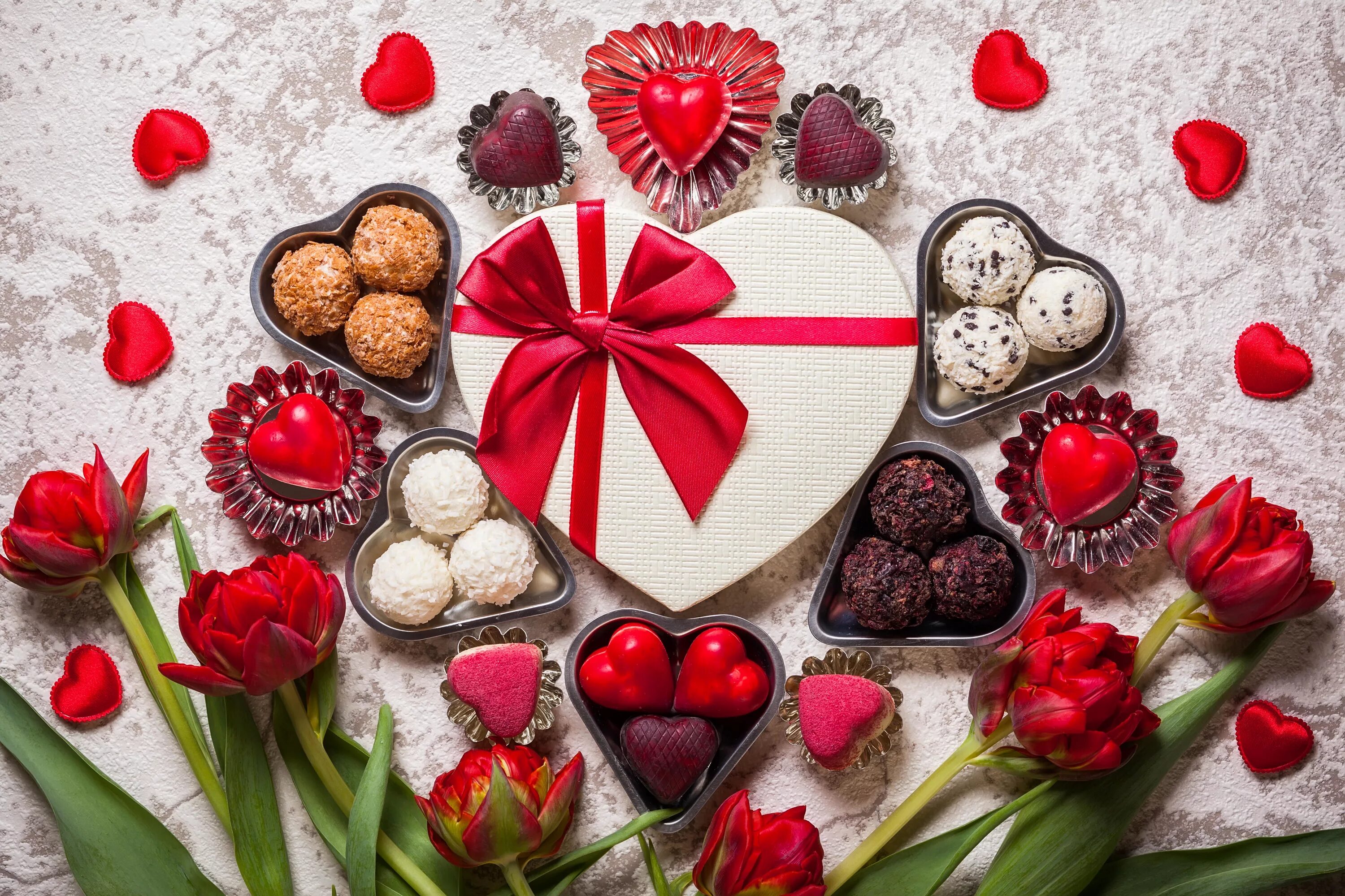 Шоколадные конфеты сердечки. Сладости на день влюбленных. Сладости в виде сердца. Шоколадные конфеты и цветы.