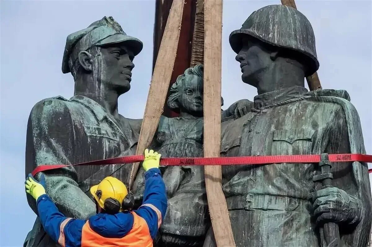 Политика памяти. Памятники советским воинам в Польше. Памятник советскому солдату в Польше. В Польше снесли памятник советским воинам. Сносят памятники советским солдатам в Европе.