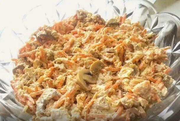 Салат с курицей и солеными огурцами. Салат курица грибы морковь по-корейски. Китайский салат с свининой и шампиньонами. Салат с курицей и грибами. Курица с грибами морковкой и луком.