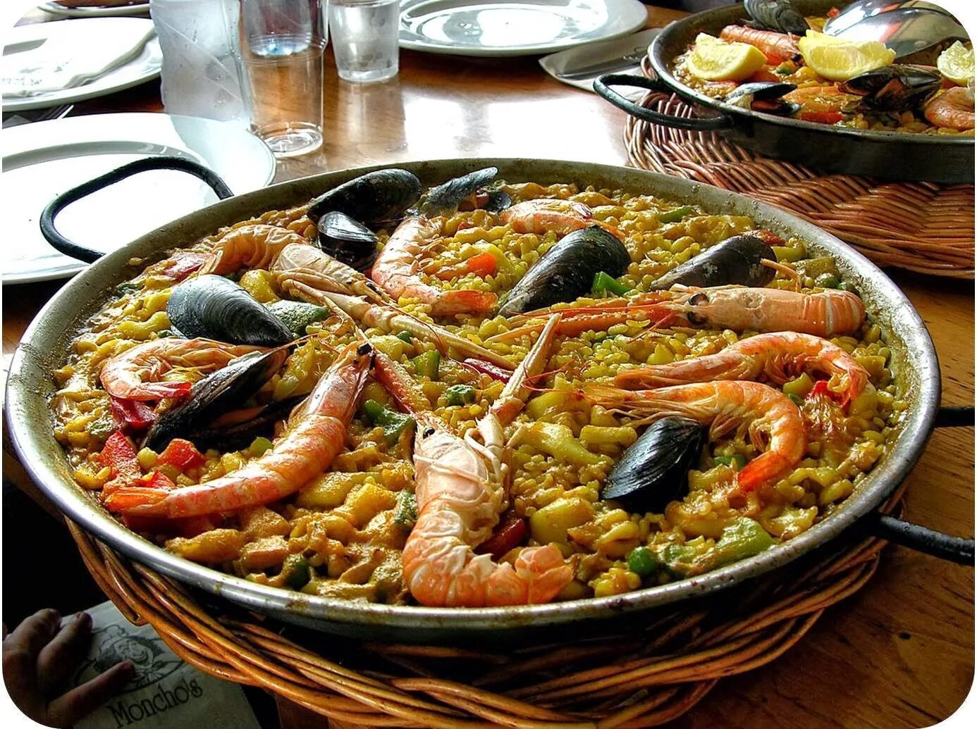 Паэлья кухня. Паэлья, хамон, тапас. валенсийская паэлья. паэлья испания. испанская кухня паэлья.