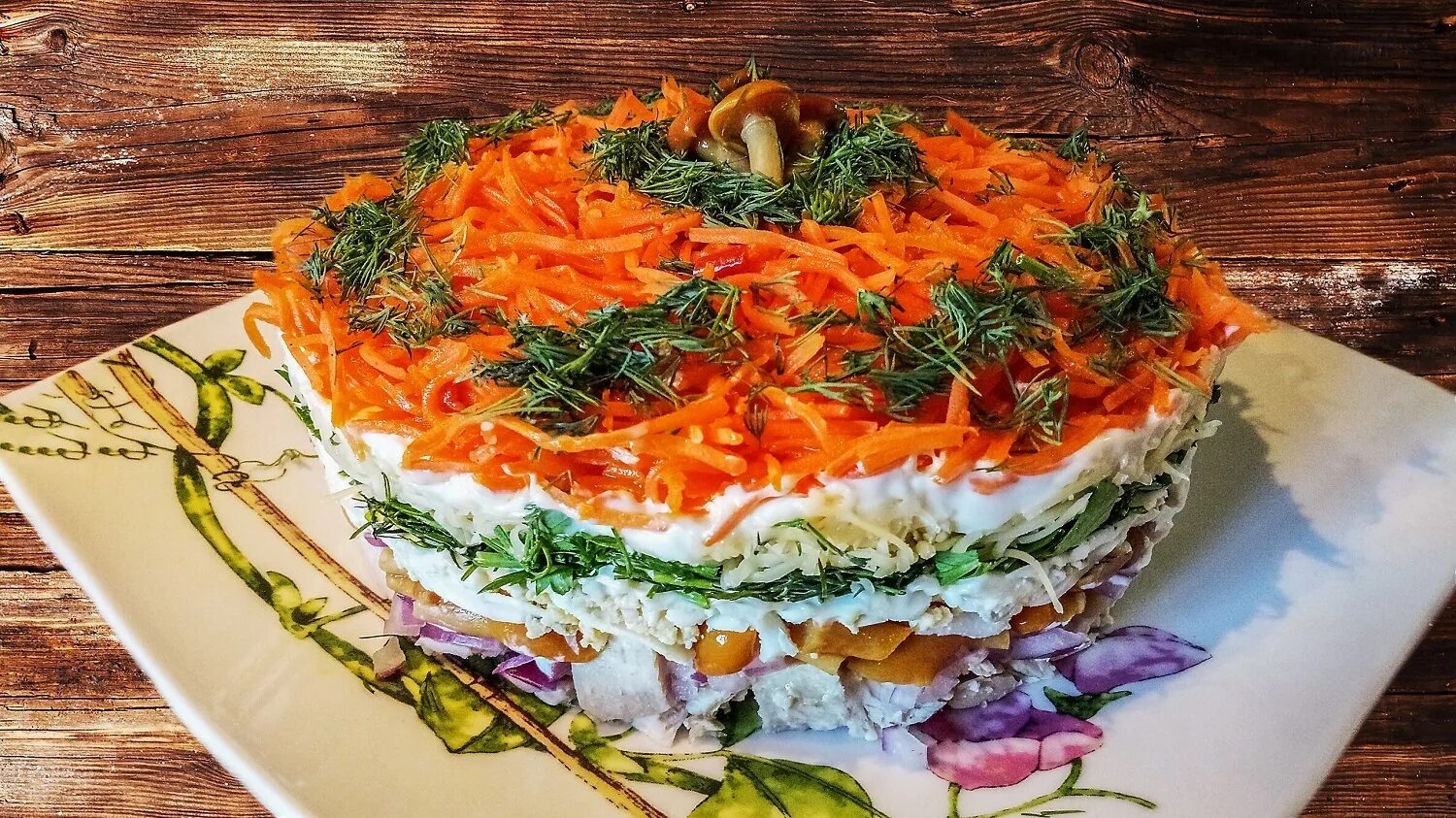 Салат слоями. Овощной салат слоями. Вкусный слоеный салат. Слоеные салаты с корейской морковкой