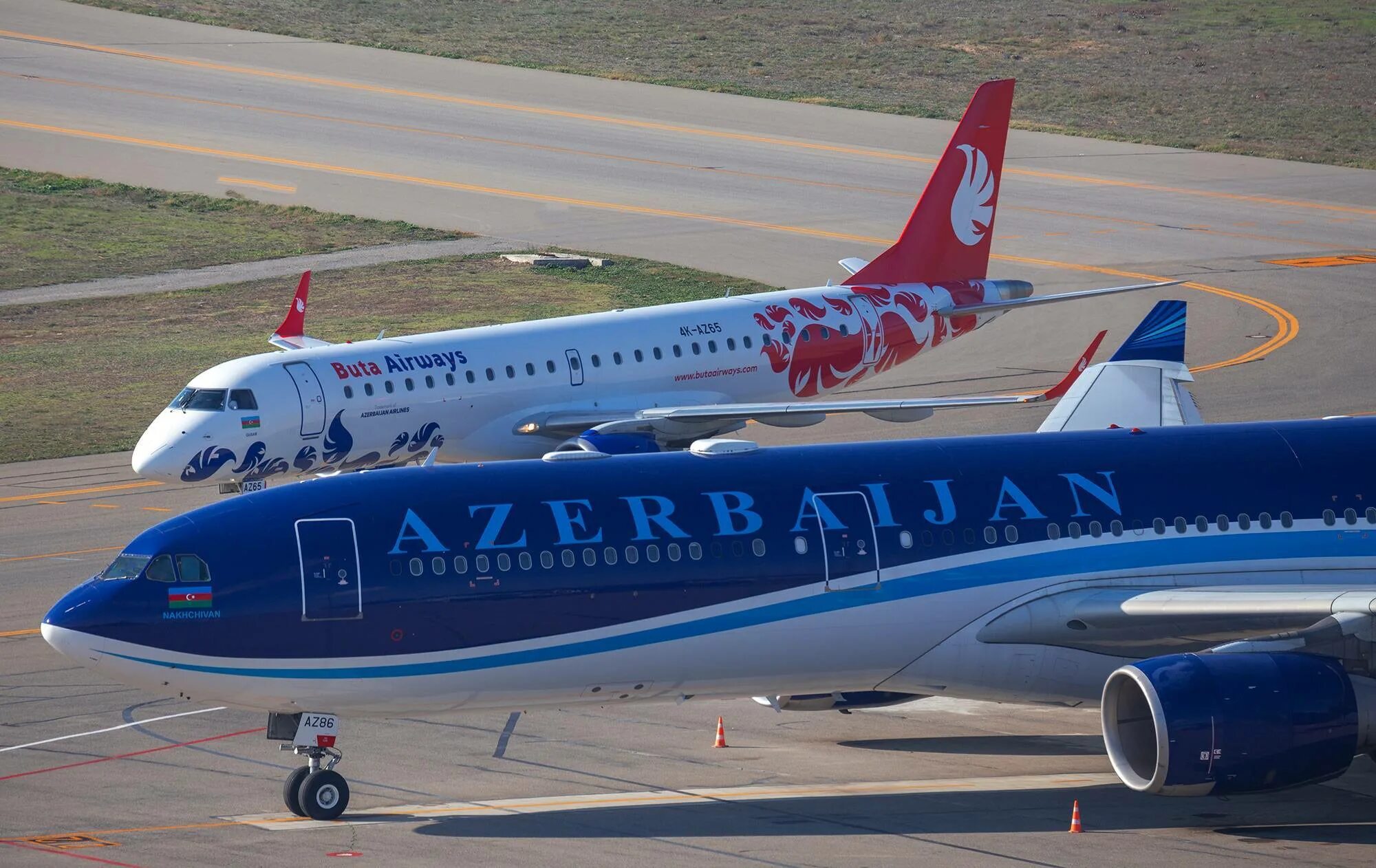 Азербайджан баку самолет. Авиакомпания Азербайджан Хава Йоллары. Embraer 190 Азербайджан Хава Йоллары. Азербайджанские авиалинии (AZAL) самолет. Embraer EMB 190 азербайджанские авиалинии.