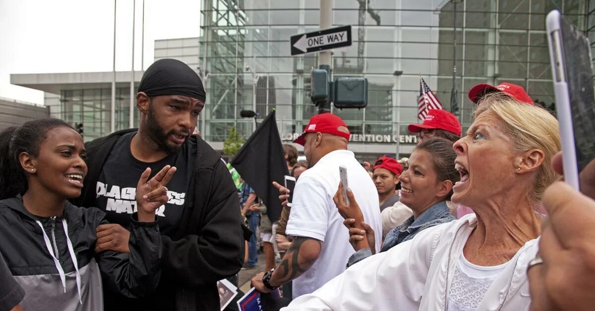 Люди черный сша. Патрик хатчинсон. Черные американцы. Джордж флойд протесты. Негры в америке.