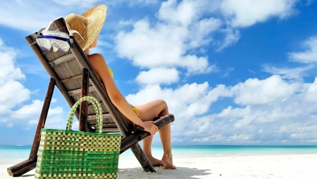 Отпуск 5 мая. Отпуск. Шезлонг на пляже. Девушка на шезлонге. Девушка на пляже на лежаке.