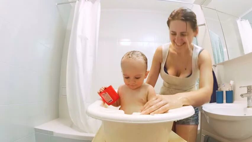 Daughter showers. Мом ванная. Дочки Shower. Mom and son ванная. Son Bath.