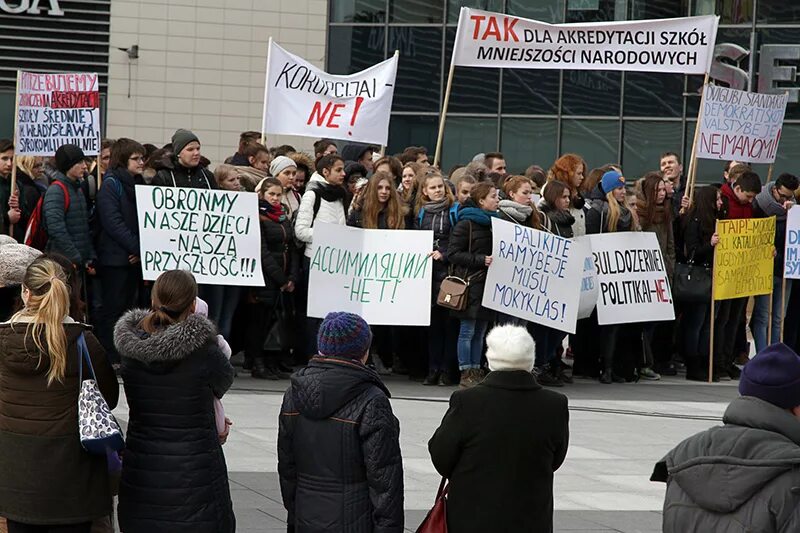 Поступаться интересами. Поляки в Литве. Протесты меньшинств. Дискриминация Поляков в Литве. Литва вокзал Вильнюс антироссийская пропаганда.