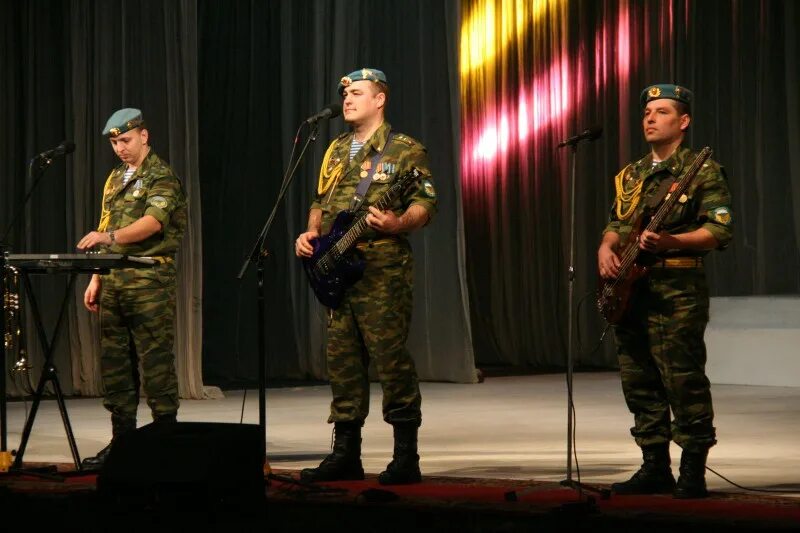 Видео песню комбат. Комбат батяня исполнитель. Расторгуев батяня комбат. Комбат батяня картинки. Комбат батяня комбат песня.