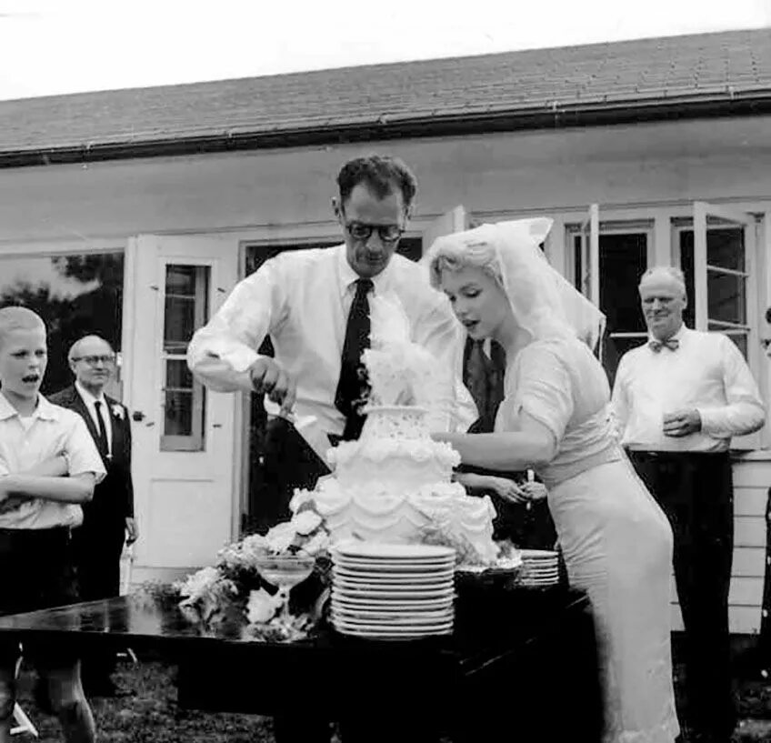 1956 — Свадьба Мэрилин Монро и Артура Миллера.. Свадьба Мэрилин Монро и Артура. Мэрилин Монро свадьба с Миллером.