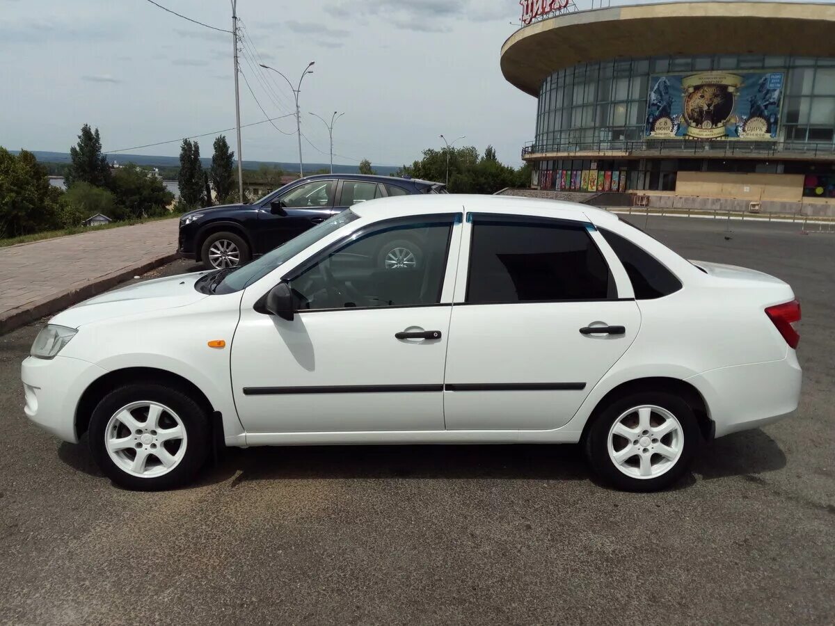 гранта седан 2017 белый. гранта седан белая 2021. белая гранта седан фото. белая гранта на -30. лада гранта белая.