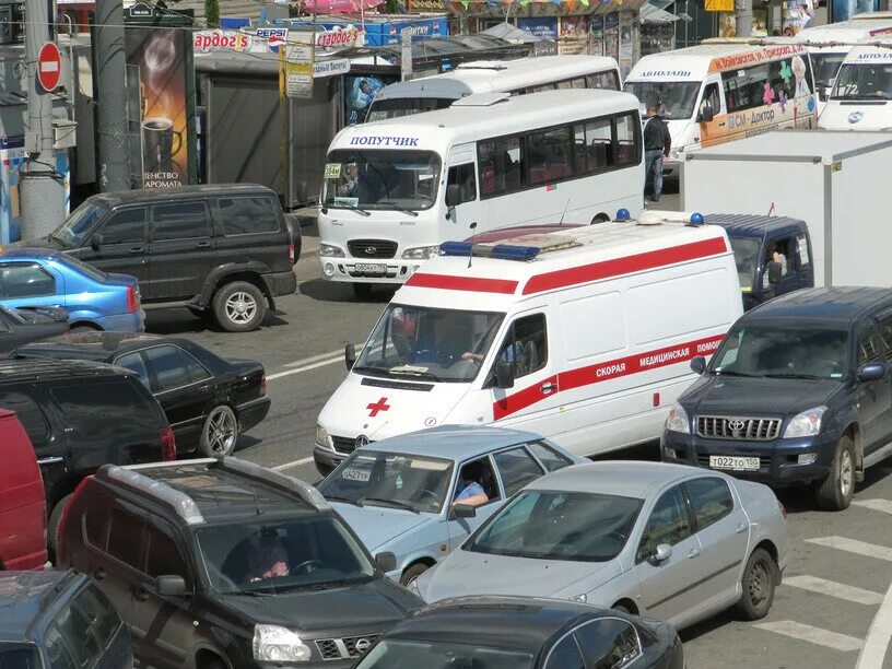 Не пропускают скорую. Не пропускают скорую. Скорая с мигалками. Пропускают скорую. Машина скорой с мигалками.
