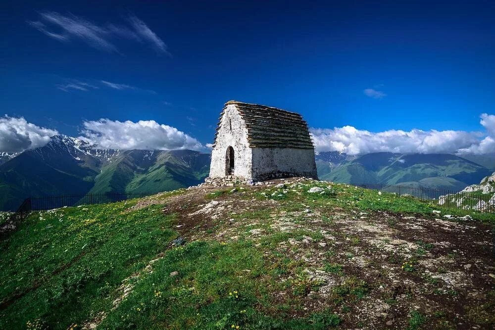 Ингушетия северная осетия алания. Гора мят Лоам Ингушетия. Столовая гора (мят-Лоам). Храм мят сели Ингушетия. Столовая гора Джейрах.