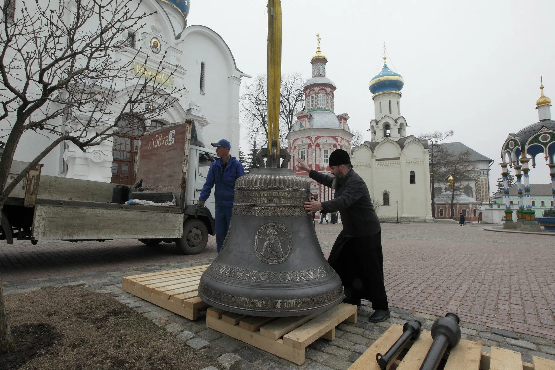 Звон самого большого колокола. Сергиева Лавра царь колокол. Троицкий Благовестник колокол. Царь колокол Лавра Сергиев Посад. Сергиев Посад Лавра колокольня.