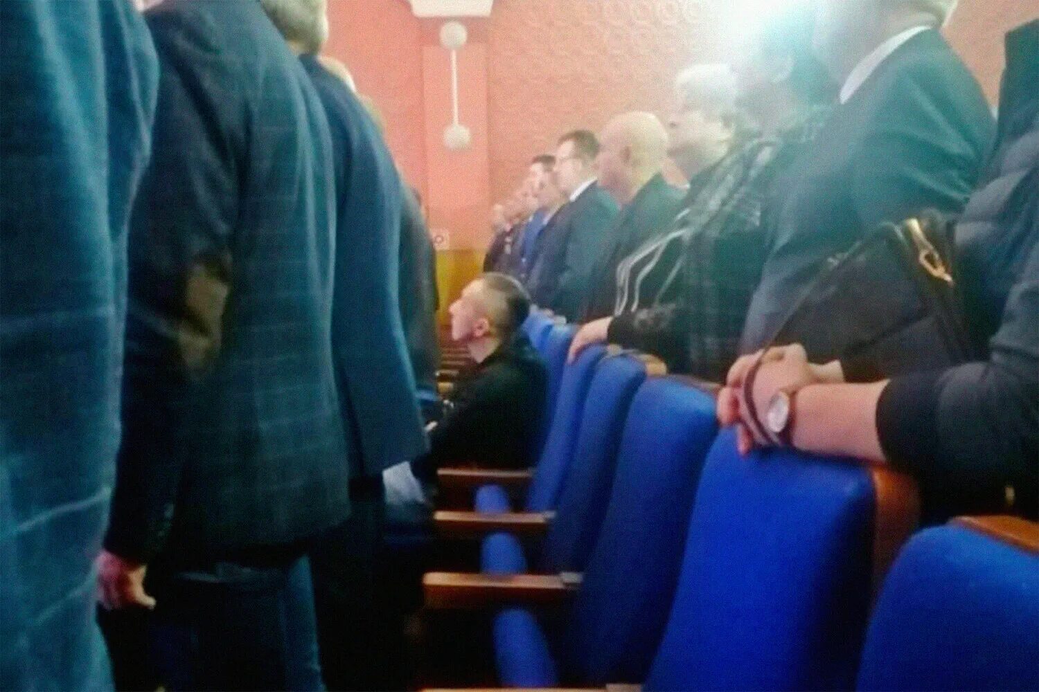 Не встать во время гимна что будет