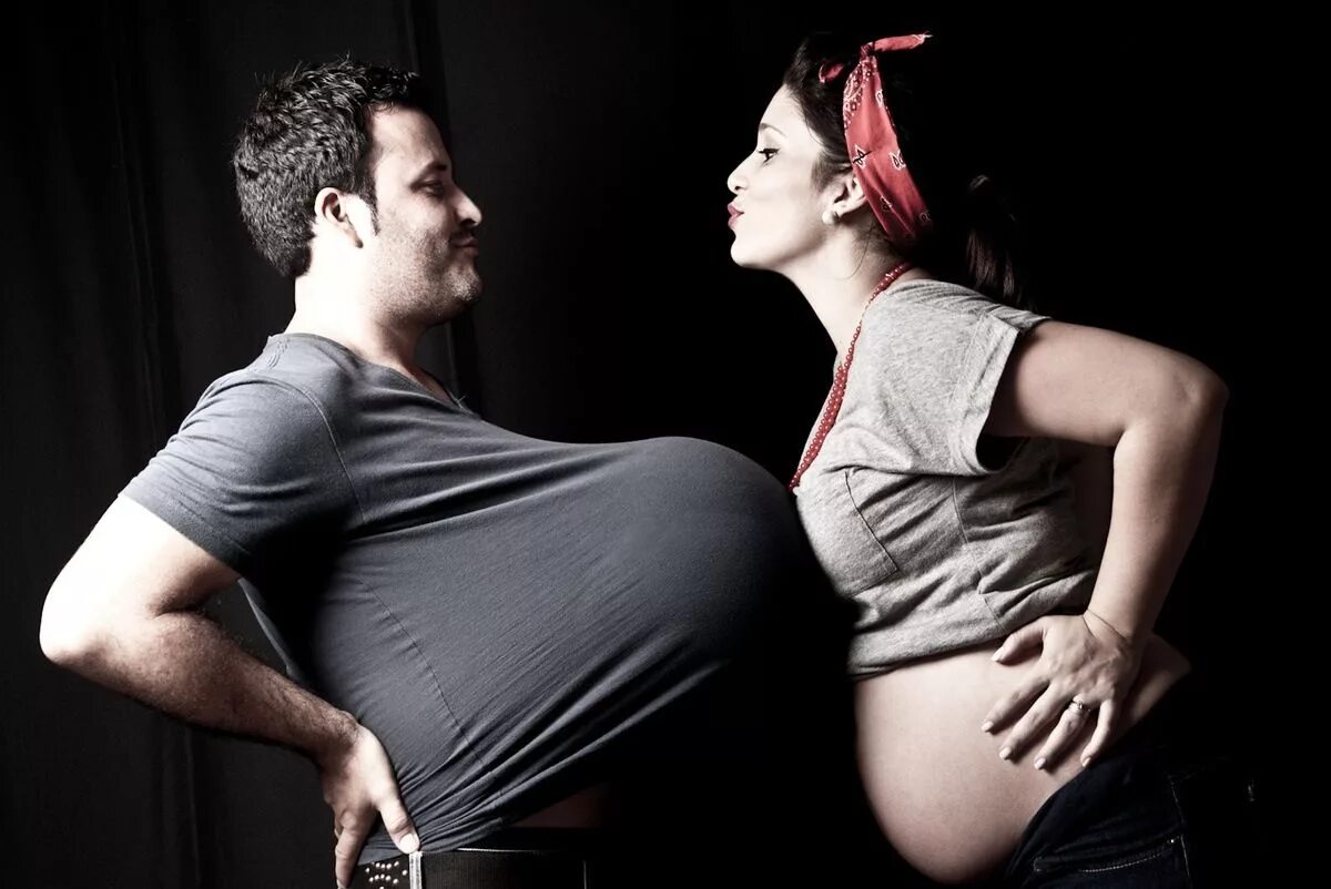 Беременную жену друзьям видео. Оригинальные фотосессии беременных с мужем. Смешные фотосессии беременных с мужьями.