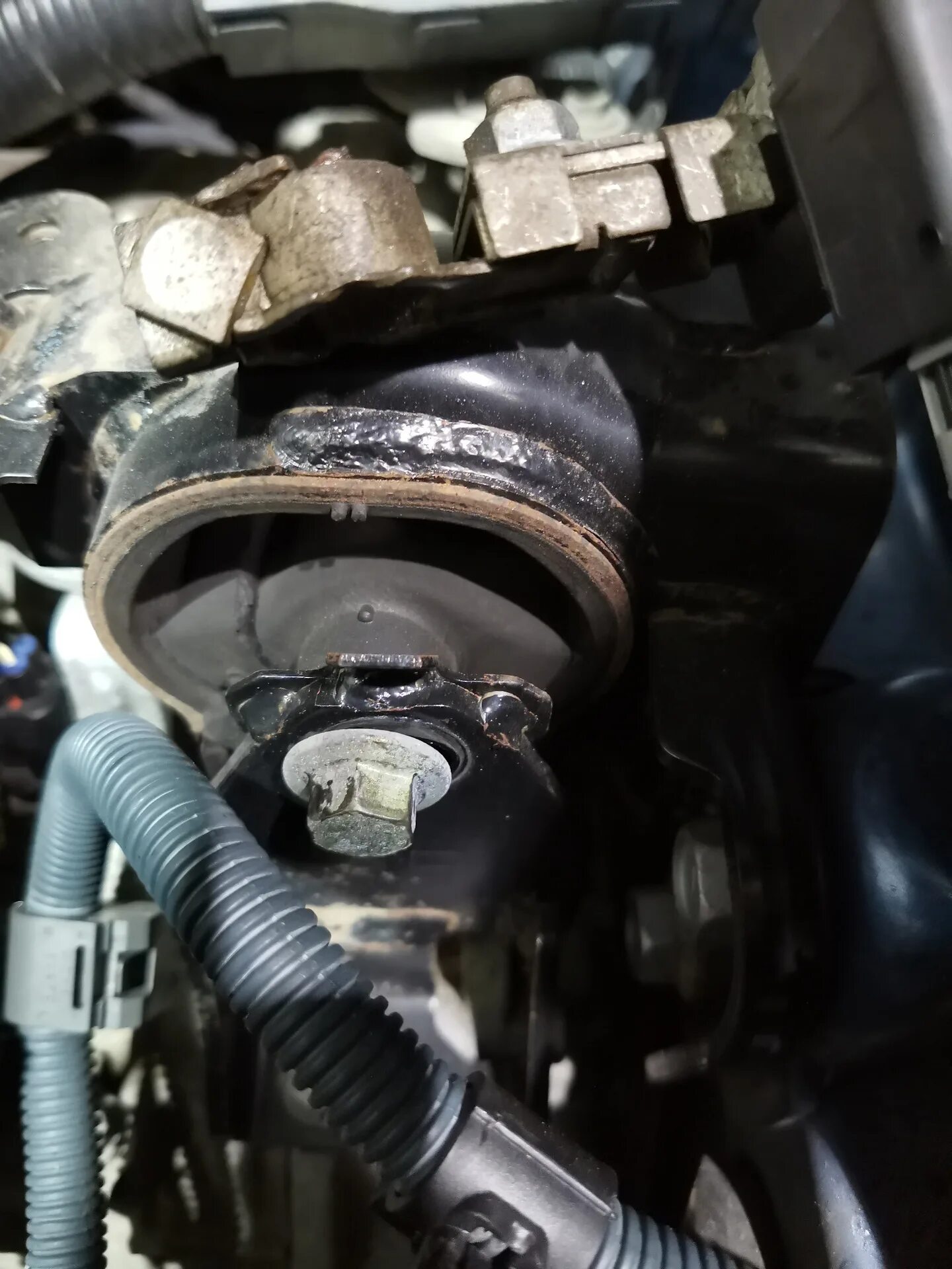 Левая опора двигателя рав 4. Опора редуктора тойота рав 4 30 кузов. Замена подушек рав 4. Замена подушек рав 4. 5l подушка коробка.