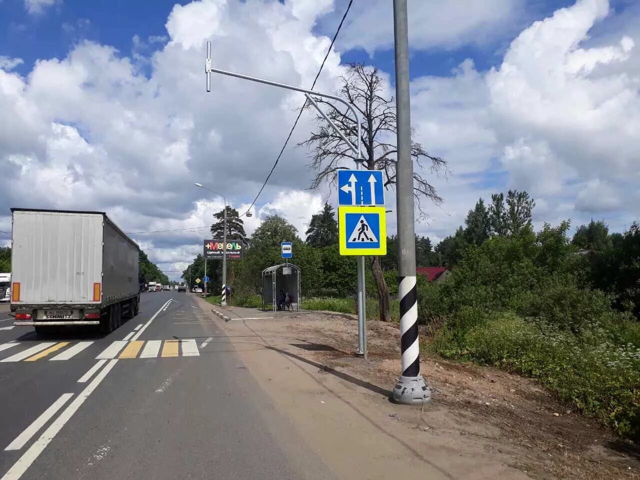 Дорога со знаком. Знаки на дороге. Знак автодорога. Дорожные знаки на автодороге.