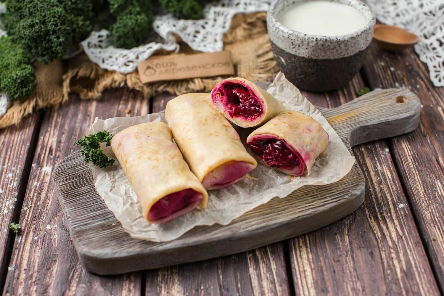 аппетитные блины. блинчики фаршированные вишней. блины шоколад вишня. блины с джемом. блинчики с вишней.