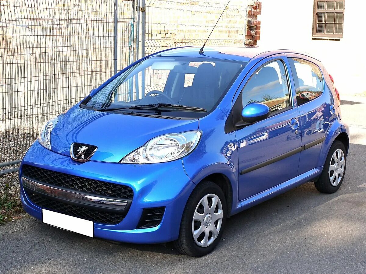 Peugeot 107. Пежо 107 2012. Пежо 107 хэтчбек. Пежо 107 двухдверная. Машина автомат недорого б у авито