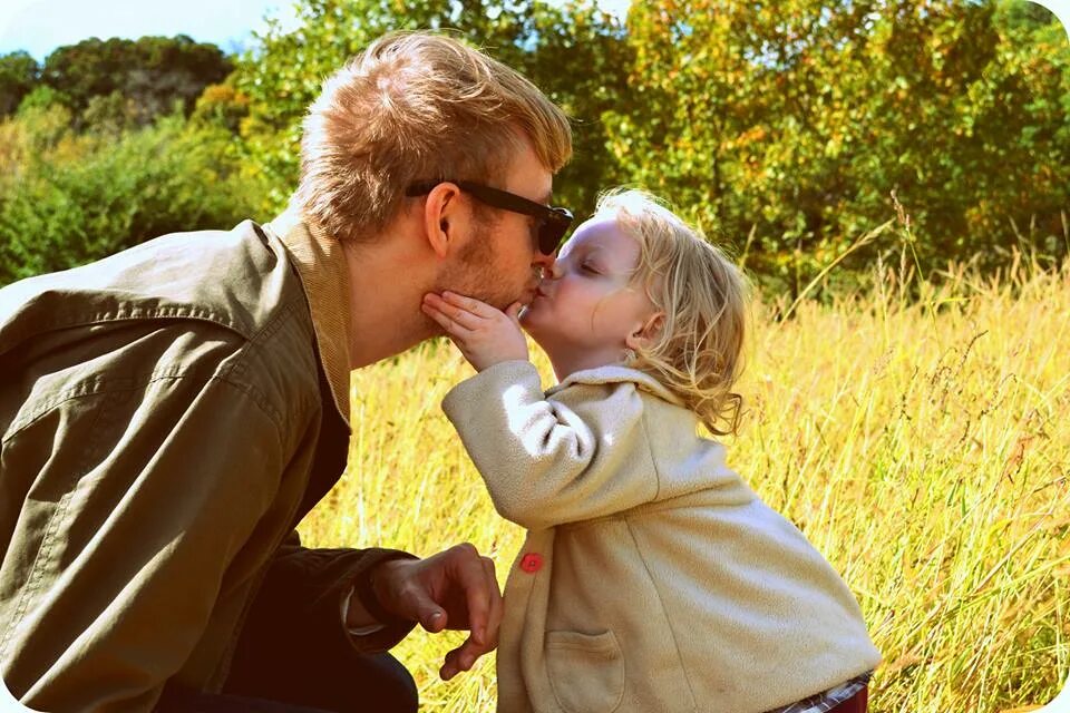 Целует папу. Поцелуй дочери. Родители целуют ребенка. Daughter dp