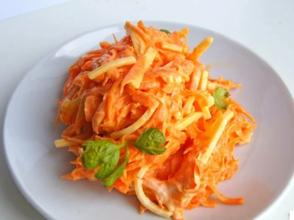 Рецепт салата рыжик с морковью. Салат рыжик с морковью и сыром. салат из моркови с чесноком и сыром.