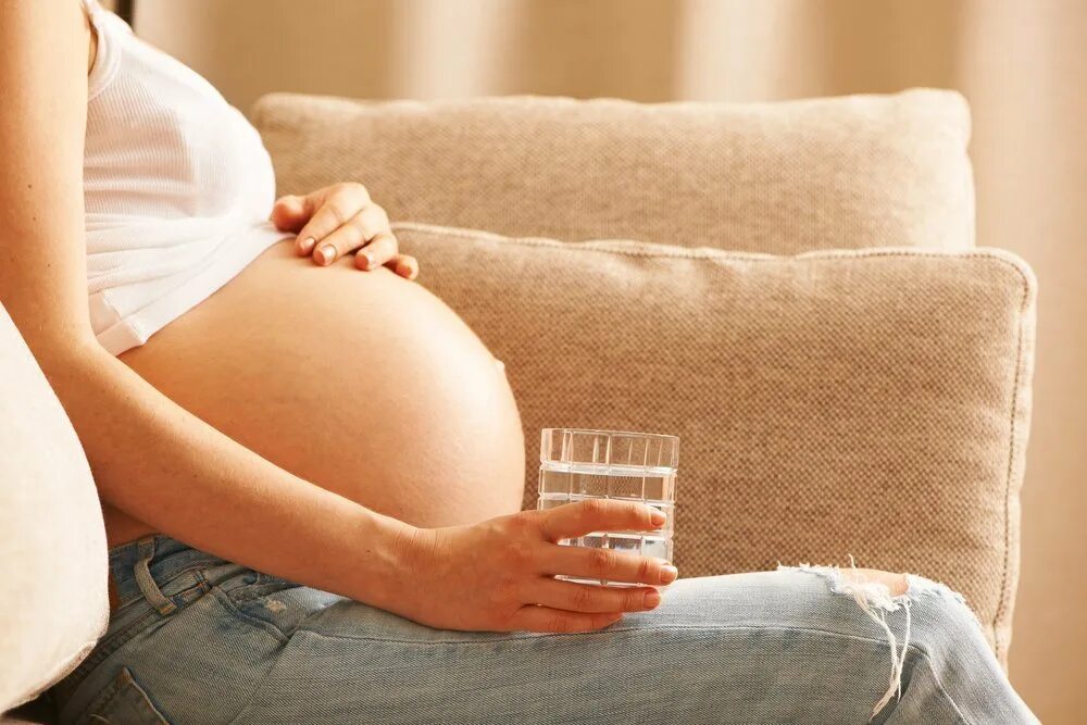Беременность приходящая. Беременность. Беременная пьет воду. Сохранение беременности. Питье для беременных.