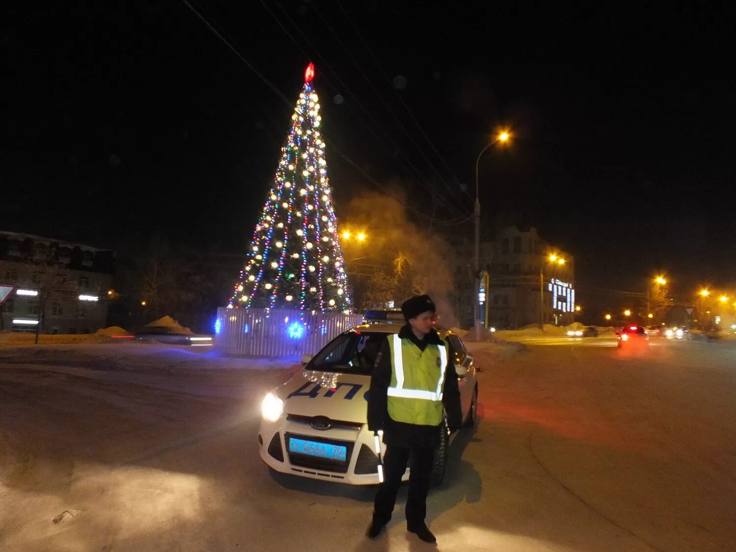 новогодний трамвай ярославль 2022. новогодний трамвай в москве. новогодняя иллюминация невского проспекта. современные автобусы. движение транспорта в новогоднюю ночь спб.