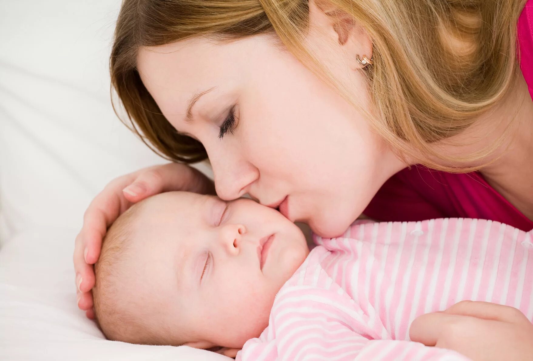 Mom and child. Мать с ребенком. Мать с грудным ребенком. Мать целует малыша. Поцелуй мамы.