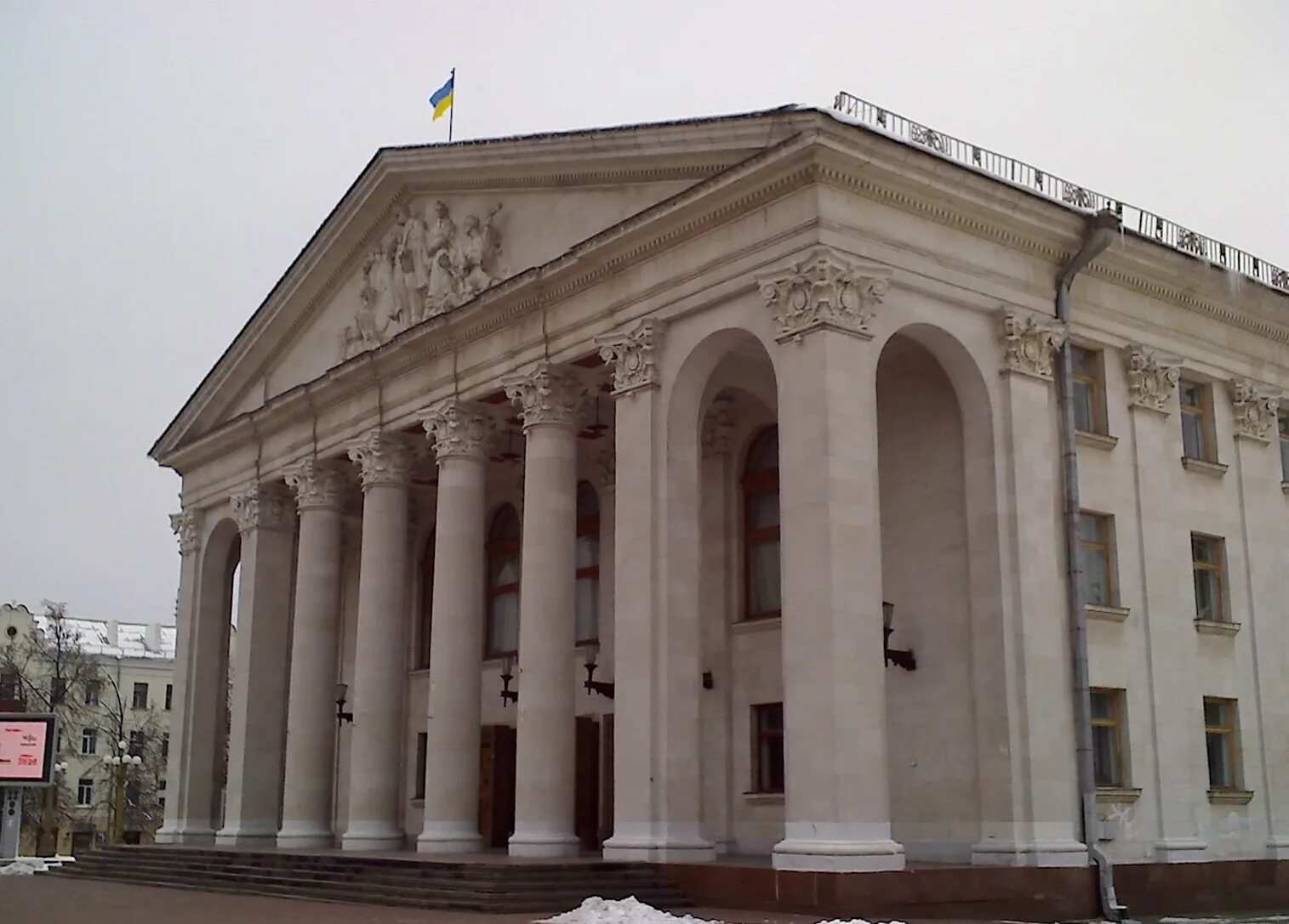 Драмтеатр Шевченко в Чернигове. Чернигов драмтеатр. Областной драмтеатр в Чернигове. Театр здание Чернигов. Театр на украине сегодня