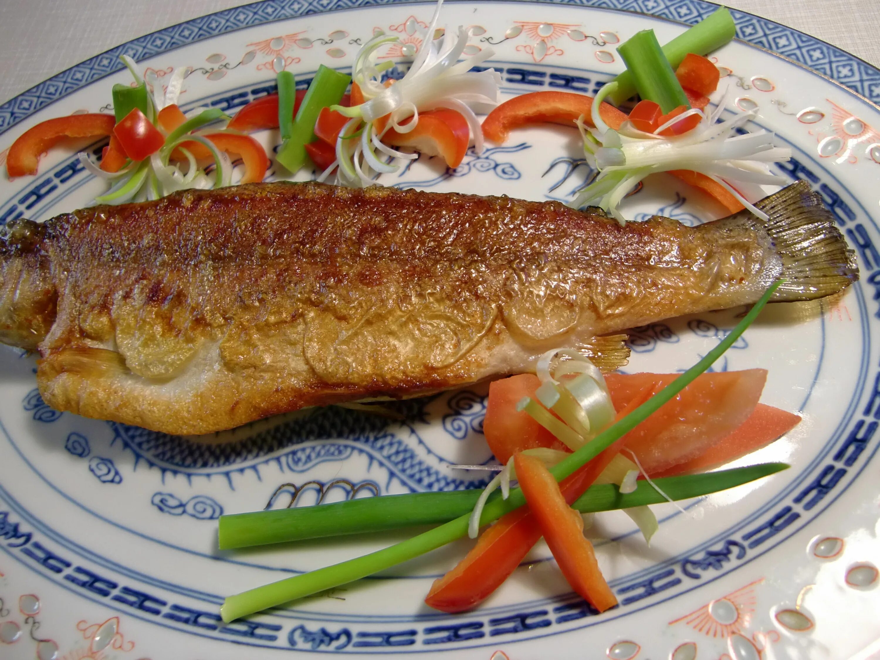 рыба гриль на мангале. стейк лосося жареный. вкусная рыба для жарки. какая рыба самая вкусная для жарки. жареный лосось.