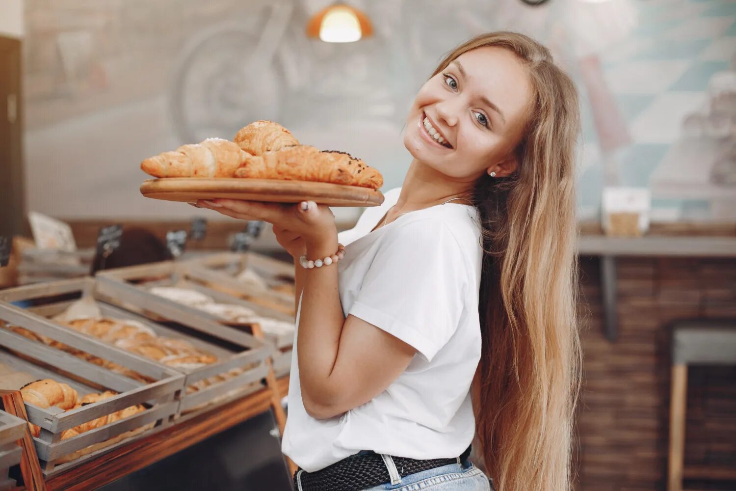 Булочки девушек. Девушка в булочной. Девушка в пекарне. Фотосессия в пекарне. Сестра булочки